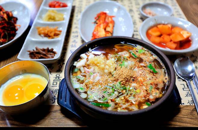 라면을 먹을 때 파, 콩나물 등 채소를 많이 넣으면 혈당 조절에 도움이 된다. 사진=클립아트코리아