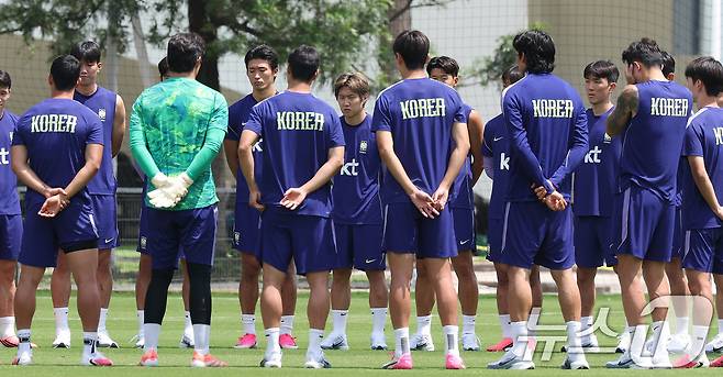 대한민국 축구국가대표팀 이강인 등이 19일(현지시간) 멕시코 과달라하라 인근 대한민국 축구대표팀의 베이스캠프 훈련장인 사포판 치바스 바예 베르데에서 회복훈련에 앞서 홍명보 감독의 발언을 경청하고 있다. 2026.6.20 ⓒ 뉴스1 박지혜 기자