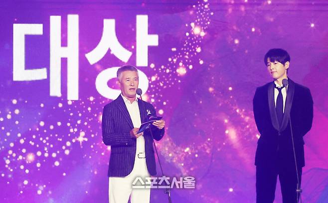 스포츠서울 김상혁(왼쪽) 회장과 배우 송중기가 20일 인천 중구 인스파이어 아레나에서 열린 제35회 서울가요대상 ‘대상’을 발표하고 있다.  2026. 6. 20. 인천 | 최승섭기자 thunder@sportsseoul.com