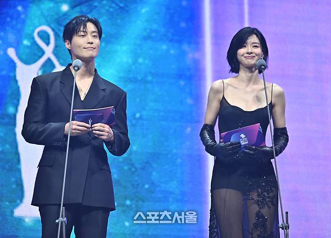 허남준, 권나라가 20일 인천 중구 인스파이어 아레나에서 열린 제35회 서울가요대상에서 본상 수상자를 발표하고 있다.  2026. 6. 20. 인천 | 최승섭기자 thunder@sportsseoul.com