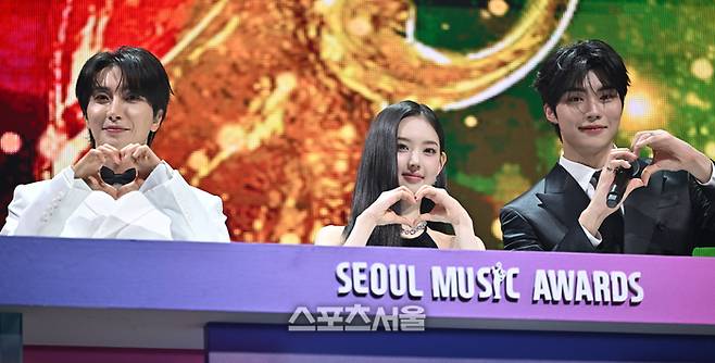 이특, 이솔, 박건욱(왼쪽부터)이 20일 인천 중구 인스파이어 아레나에서 열린 제35회 서울가요대상 사회를 보고 있다. 2026. 6. 20. 인천 | 최승섭기자 thunder@sportsseoul.com