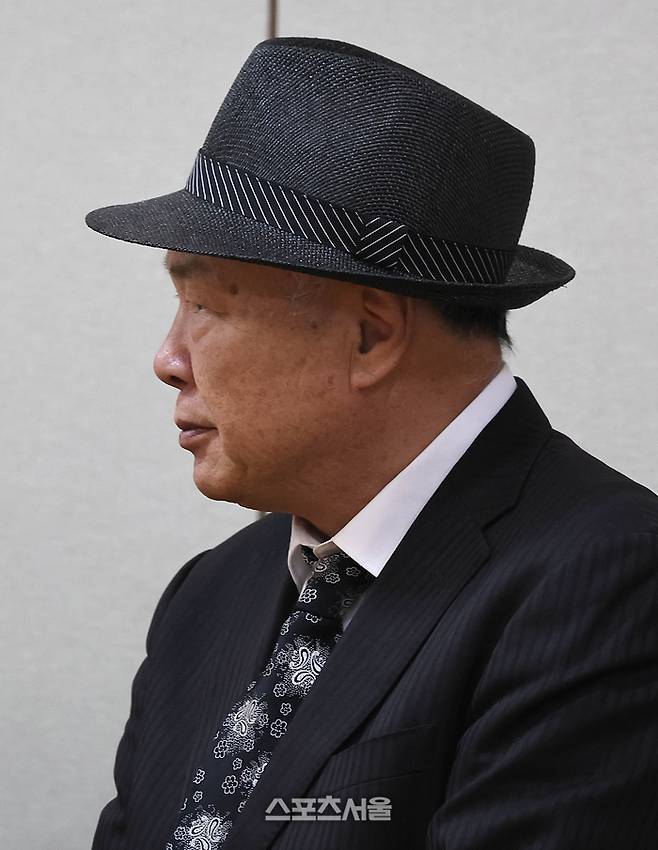 가수 옥희(본명 김광숙)의 빈소가 21일 오후 서울 송파구 서울아산병원 장례식장 22호에 마련된 가운데 배우자 홍수환 씨가 빈소를 지키고 있다. 옥희는 20일 오후 암 투병 끝에 별세했다. 발인은 24일, 장지는 함백산 추모공원이다. 2026.06.21. 사진공동취재단