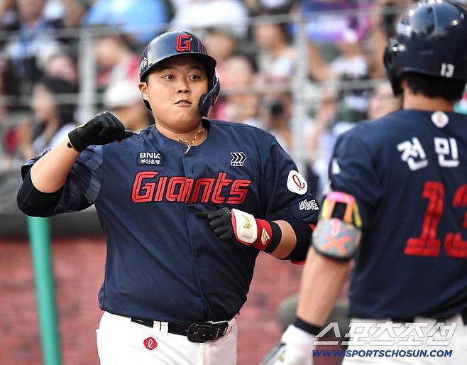 18일 인천 SSG랜더스필드에서 열린 SSG와 롯데의 경기. 4회초 역전 투런홈런을 날린 롯데 한동희. 인천=송정헌 기자songs@sportschosun.com/2026.06.18/