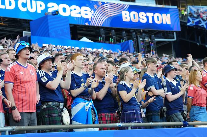 Scotland fans pay tribute to Donny Strathie, a Scotland fan who passed away in the last week, during the World Cup Group C soccer match between Scotland and Morocco in Foxborough, Mass., near Boston, Friday, June 19, 2026. (AP Photo/Martin Meissner)<저작권자(c) 연합뉴스, 무단 전재-재배포, AI 학습 및 활용 금지>