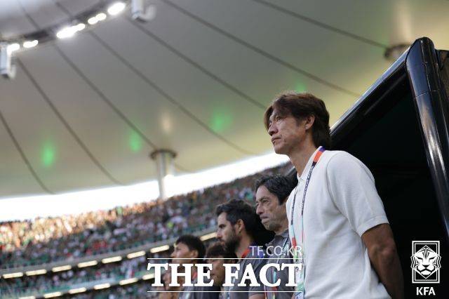홍명보 감독(오른쪽)이 19일(한국시간) 열린 2026북중미월드컵 A조 조별리그 멕시코와의 경기를 벤치에서 지켜보고 있다./과달라하라(멕시코)=KFA