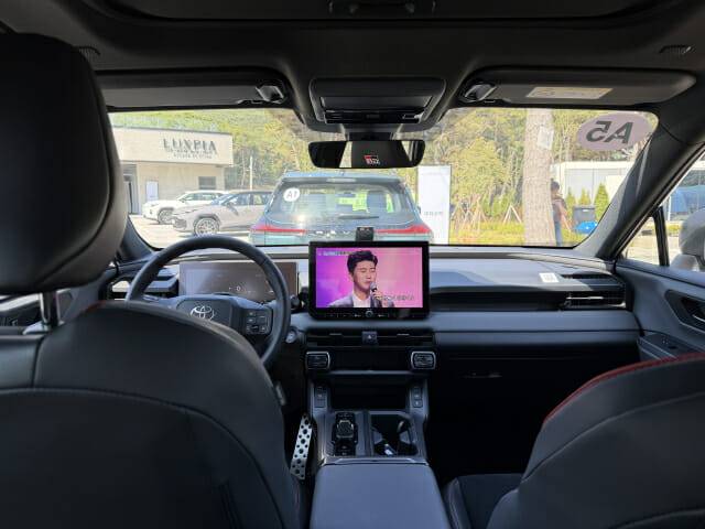 토요타 올 뉴 라브4 PHEV GR스포츠 1열에서 토요타 TV를 시청하는 장면. (사진=지디넷코리아)
