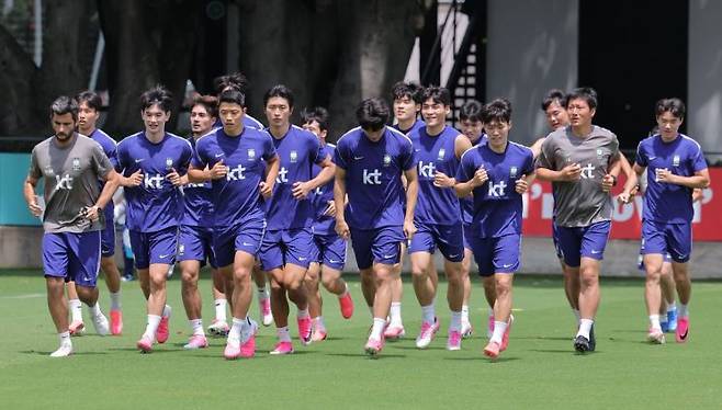 멕시코와 2026 북중미 월드컵 A조 조별리그 2차전을 치른 한국 축구 국가대표팀 선수들이 19일(현지시간) 멕시코 과달라하라 인근 사포판의 치바스 바예 베르데에서 훈련하고 있다. 연합뉴스