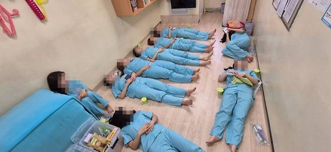 17일 취재진이 충북 청주시 청주여자교도소에서 수용자 체험을 하고 있다. 5평 남짓한 5명 정원의 혼거실이지만 과밀 수용으로 최대 9명까지 생활하기도 한다. 법무부 제공