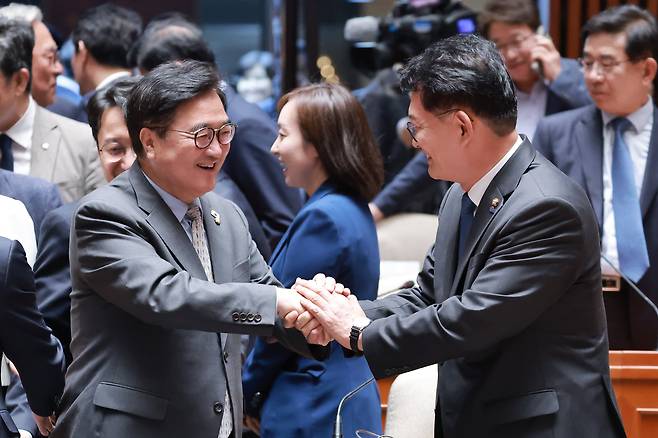 국회의장을 지낸 더불어민주당 우원식 의원이 5일 국회에서 22대 국회 후반기 의장단을 선출하는 본회의를 앞두고 열린 의원총회에 참석해 인천 연수갑 국회의원 보궐선거에서 당선된 더불어민주당 송영길 의원과 인사하고 있다. /연합뉴스