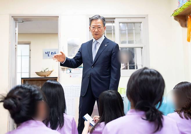 지난 17일 청주여자교도소를 찾은 정성호 법무부 장관이 기자들에게 청주여교에 대한 설명을 하고 있다./법무부 제공