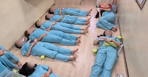 법무부는 지난 17일 충북 청주여자교도소에서 제3차 교정시설 현장 진단을 진행했다. 사진은 이날 교정시설 현장 진단에서 수용복을 착용한 법조기자단이 수용자의 하루 일과를 직접 체험하는 모습.   [법무부 제공]
