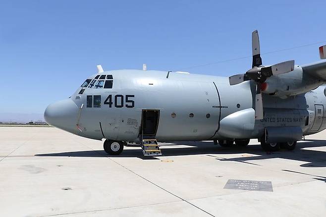 제30항공시험평가비행대(VX-30) 소속 KC-130T 허큘리스(Hercules) 수송기가 지난해 8월 6일 캘리포니아 벤투라 카운티 해군기지 활주로에 대기하고 있다. 이 항공기는 '탈리스만 세이버 2025(Talisman Sabre 2025)' 훈련 기간 중 대리 미사일 플랫폼(Surrogate Missile Platform)으로 활용되어, 미 육군 최초의 해외 타이폰 미사일 시스템 발사를 지원했다. 미 공군·미 국방영상정보배포서비스(DVIDS) 캡처
