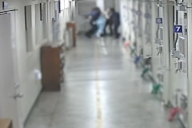 청주여자교도소에서 한 이동 중이던 수용자가 난동을 부리다 교도관들에게 제압되고 있다. 법무부 제공