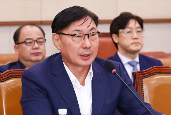 이화영 전 경기도 평화부지사가 2024년 10월 2일 국회 법제사법위원회에서 열린 박상용 검사 탄핵소추사건 조사 청문회에 출석, 의원 질의에 답변하고 있다. 이날 이 전 부지사는 조사실에서 술을 마셨다는 취지의 증언을 해 위증 혐의로 기소됐다. 뉴스1