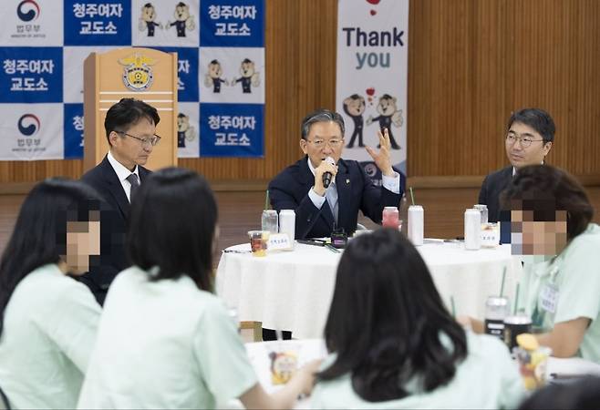 17일 청주여자교도소에서 열린 기자 간담회에서 발언하고 있는 정성호 법무부 장관의 모습. /사진=법무부 교정본부 제공