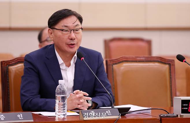 이화영 전 경기도 평화부지사가 2024년 10월 2일 국회 법제사법위원회에서 열린 대북송금 수사 검사 탄핵 청문회에서 의원질의에 답하고 있다. 박민규 선임기자