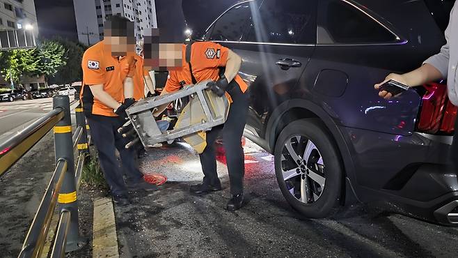 소방대원들이 21일 오전 0시30분께 인천 남동구 간석동 간석지하차도에서 SUV차량이 밟고 지나간 가드레일을 빼내고 있다. 장민재기자