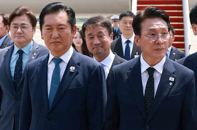 이재명 대통령 귀국길 마중 나온 정청래 더불어민주당 대표와 김민석 국무총리 / 사진 = 연합뉴스