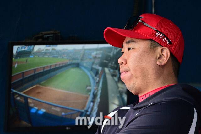 2026년 4월 17일 오후 서울 잠실구장에서 열린 '2026 신한 SOL KBO리그' KIA 타이거즈와 두산 베어스의 경기. KIA 이범호 감독이 지켜보고 있다./마이데일리
