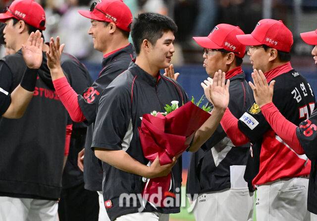 2026년 5월 26일 오후 서울 고척스카이돔에서 열린 '2026 신한 SOL KBO리그' KIA 타이거즈와 키움 히어로즈의 경기. KIA가 5-2로 승리했다. KIA 선발투수 김태형이 프로 데뷔 첫 승을 한 뒤 기뻐하고 있다./마이데일리