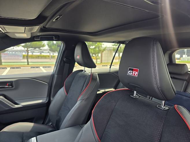 토요타의 스포츠유틸리티차량(SUV) ‘올 뉴 RAV4 PHEV GR 스포츠’에 적용된 논슬립 인조 스웨이드 시트. 권제인 기자