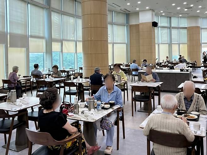 경기 용인시 기흥구에 있는 시니어타운 삼성노블카운티 식당에서 입주민들이 점심을 먹고 있는 모습. [삼성노블카운티 제공]