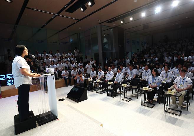 국무총리 후보자인 한성숙 중소벤처기업부 장관이 지난 16일 마포구 SVC 서울에서 열린 모두의 창업 1기 출범식에서 인사말을 하고 있다. [연합]