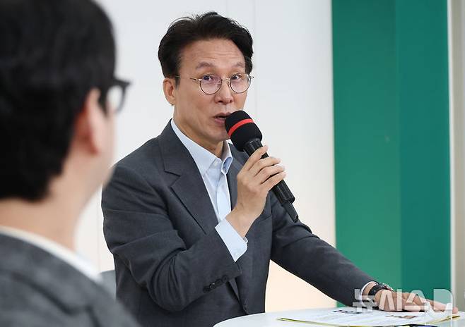[서울=뉴시스] 김선웅 기자 = 김민석 국무총리가 21일 서울 송파구 한국체육대학교 개선관에서 열린 선거관리위원회(선관위) 개혁 관련 시민 토론회에서 발언을 하고 있다. (공동취재) 2026.06.21. photo@newsis.com