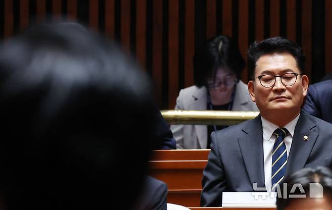 [서울=뉴시스] 최진석 기자 = 더불어민주당 송영길 의원이 11일 여의도 국회에서 열린 의원총회에서 정청래 대표의 발언을 경청하고 있다. 2026.06.11. myjs@newsis.com