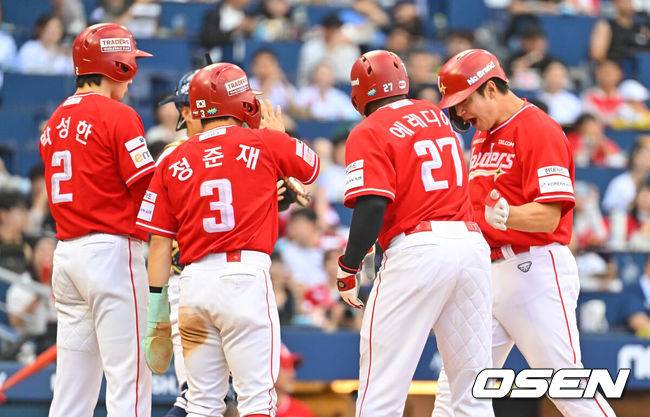 [OSEN=창원, 이석우 기자] 20일 창원NC파크에서 2026 신한 SOL KBO 리그 NC 다이노스와 SSG 랜더스의 경기가 열렸다. 홈팀 NC는 김준원이, 방문팀 SSG 랜더스는 해치가 선발 출전했다. SSG 랜더스 김재환이 3회초 무사 만루 우중월 만루 홈런을 치고 하이파이브를 하고 있다. 2026.06.20 / foto0307@osen.co.kr