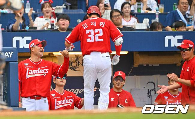 [OSEN=창원, 이석우 기자] 20일 창원NC파크에서 2026 신한 SOL KBO 리그 NC 다이노스와 SSG 랜더스의 경기가 열렸다. 홈팀 NC는 김준원이, 방문팀 SSG 랜더스는 해치가 선발 출전했다. SSG 랜더스 김재환이 5회초 1사 중월 솔로 홈런을 치고 이숭용 감독의 축하를 받고 있다. 2026.06.20 / foto0307@osen.co.kr