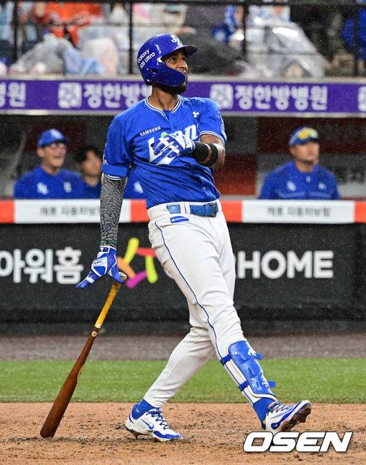 [OSEN=대전, 지형준 기자] 20일 대전 한화생명 볼파크에서 2026 신한 SOL KBO리그 한화 이글스와 삼성 라이온즈의 경기가 열렸다.한화는 왕옌청, 삼성은 장찬희를 선발로 내세웠다.3회초 2사 1루에서 삼성 디아즈가 역전 우월 투런포를 날리고 있다. 2026.06.20 / jpnews@osen.co.kr