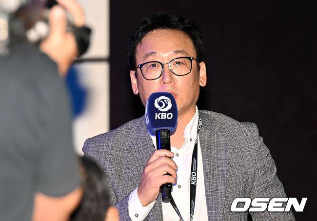 [OSEN=조은정 기자] 2023 KBO 신인 드래프트가 15일 오후 서울 웨스틴조선호텔 그랜드볼룸에서 열렸다.KBO 신인 드래프트는 1라운드부터 10라운드까지 진행되며 지명 순서는 2021년 팀순위의 역순인 한화 이글스-KIA 타이거즈-롯데 자이언츠-NC 다이노스-SSG 랜더스-키움 히어로즈-LG 트윈스-삼성 라이온즈-두산 베어스-KT 위즈 순으로 지명이 이뤄진다.&nbsp;KT 나도현 단장이 대구고 김정운을 지명하고 있다. 2022.09.15 /cej@osen.co.kr