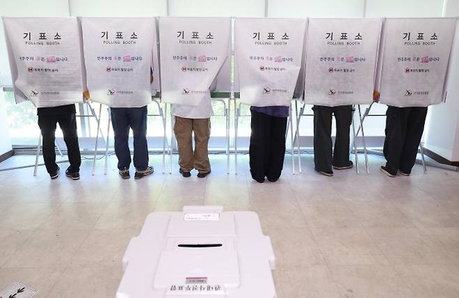 지난달 30일 대구 달성군 유가읍 행정복지센터에 마련된 사전투표소에서 유권자들이 투표하고 있다. 대구 연합뉴스