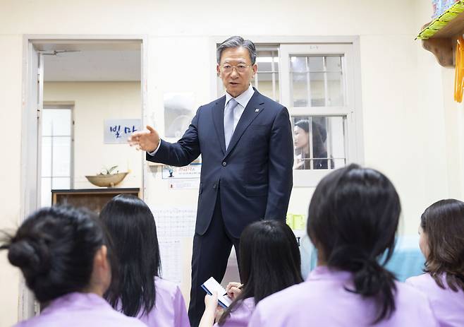 정성호 법무부 장관이 지난 17일 충청북도 청주시 청주여자교도소에서 제3차 교정시설 현장 진단을 실시하며 발언하고 있다. 사진제공=법무부