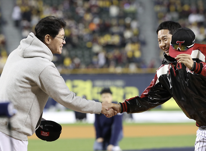 KT 이강철 감독과 염경엽 LG 감독. 연합뉴스