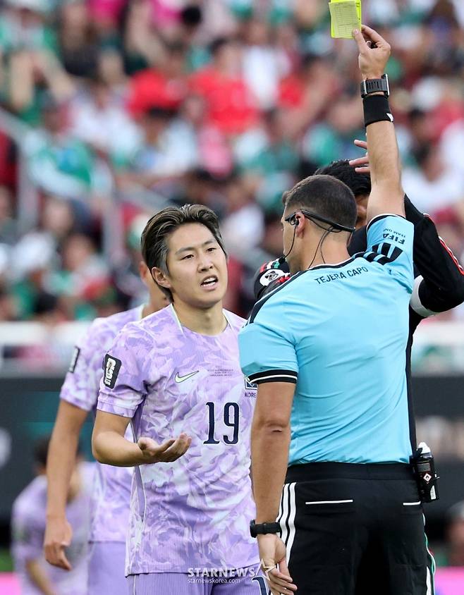 2026 북중미월드컵 A조 예선 대한민국 대 멕시코 경기가 19일(한국 시간) 멕시코 과달라하라 에스타디오 아크론에서 열렸다. 이강인이 거친 수비로 경고를 받고 있다. /사진=김진경 대기자