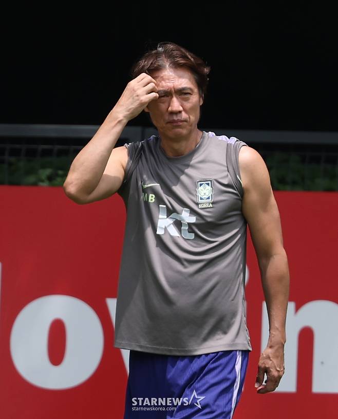 2026 북중미월드컵에 출전한 대한민국 축구 국가대표팀이 19일 멕시코 과달라하라 치바스 베르데 바예에서 회복 훈련을 진행했다.  홍명보 감독이 상념에 잠긴 채 선수들의 훈련을 바라보고 있다. /사진=김진경 대기자