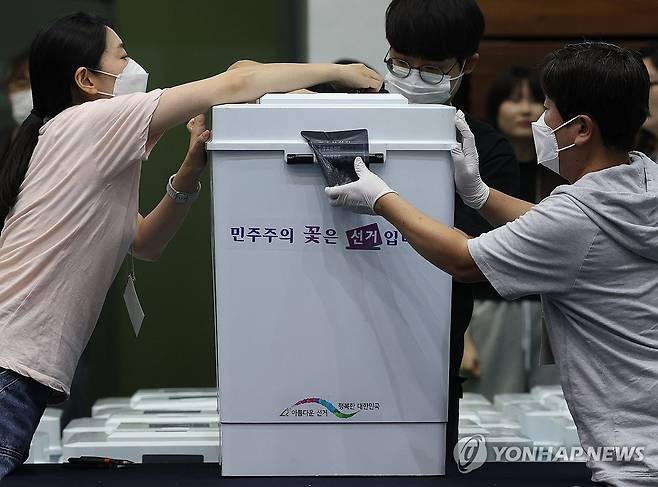 6·3지방선거 개표작업 (서울=연합뉴스) 이지은 기자 = 6·3지방선거일인 3일 서울 관악구 서울대학교 체육관에 마련된 개표소에서 개표사무원들이 사전투표함을 개함하고 있다. 2026.6.3 jieunlee@yna.co.kr