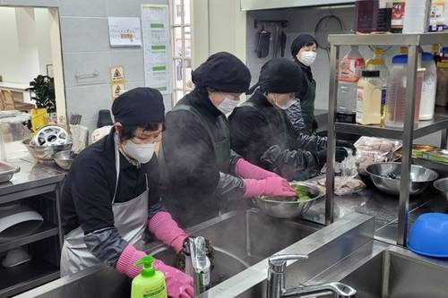 어울림밥상의 식사 준비하는 어르신들 [장성시니어클럽 제공. 재판매 및 DB 금지]