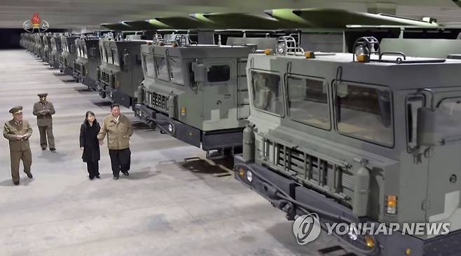 KN-23 둘러보는 김정은 북한 국무위원장 (서울=연합뉴스) 지난 2023년 북한 매체들이 공개한 KN-23을 둘러보는 김정은 국무위원장과 딸 주애의 모습.[조선중앙TV 화면] 2023.1.1 
    [국내에서만 사용가능. 재배포 금지. For Use Only in the Republic of Korea. No Redistribution]
 nkphoto@yna.co.kr