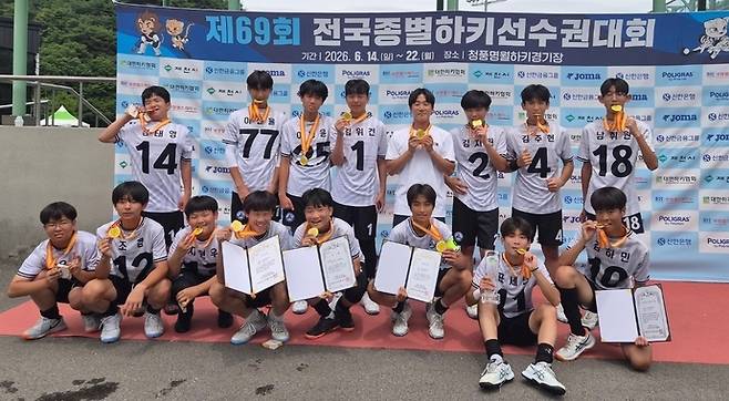 제69회 전국종별하키선수권대회 남자중등부서 3년만에 정상을 탈환한 창성중 선수단이 시상식후 기념촬영을 하고 있다. 사진=창성중학교