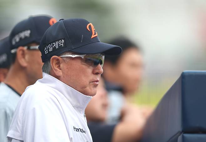 지난 17일 경남 창원NC파크에서 열린 2026 KBO 프로야구 한화 이글스와 NC 다이노스의 경기. 1회 초 이 경기를 지켜보고 있다. 2026.6.17 사진=연합뉴스.