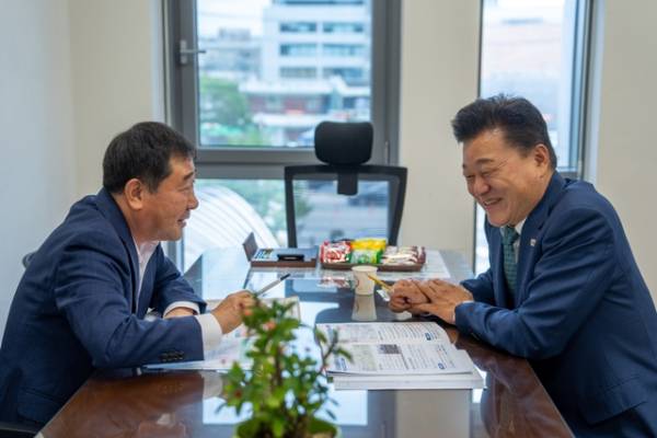 신용한 충북지사 당선인과 이재영 증평군수가 22일 충북지사 당선인 인수위원회 사무실에서 회동했다. / 증평군 제공