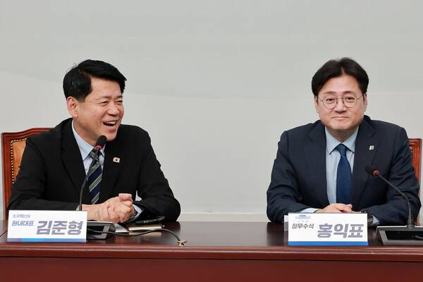 조국혁신당 김준형 원내대표가 22일 원내대표 취임 축하 인사차 국회를 찾은 홍익표 정무수석과 만나 인사말하고 있다. 연합뉴스