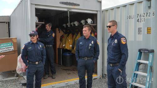 ◇CAL FIRE 프라도 헬기 기지(CAL FIRE Prado Helitack Base) 야외에 모여 대기 중인 소방대원들이 산불 초동 조치에 대해 설명하고 있다. 미국 로스앤젤레스=김태훈기자