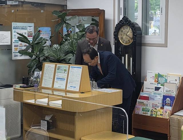 22일 대구 북구 침산2동 행정복지센터를 찾은 추경호 대구시장 당선인이 전입신고 서류를 작성하고 있다. 신헌호 기자