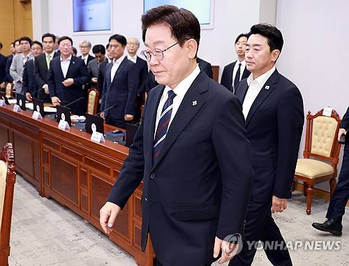 수석보좌관회의 입장하는 이재명 대통령(서울=연합뉴스) 한상균 기자 = 이재명 대통령이 19일 청와대에서 수석보좌관회의에 입장하고 있다. 2026.6.19 xyz@yna.co.kr