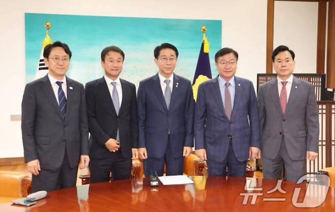조정식 국회의장(가운데)이 22일 서울 여의도 국회에서 열린 국회의장 주재 여야 원내대표 회동에서 기념 촬영을 하고 있다. (사진=뉴스1)