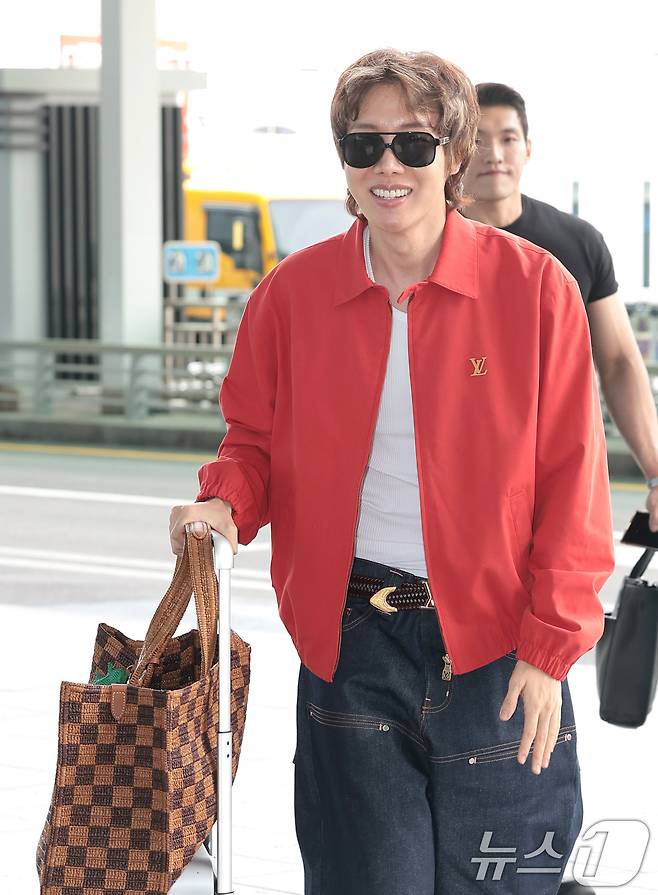 방탄소년단(BTS) 제이홉이 22일 해외 일정 참석을 위해 인천국제공항에 도착해 출국장으로 이동하고 있다. ⓒ 뉴스1 권현진 기자